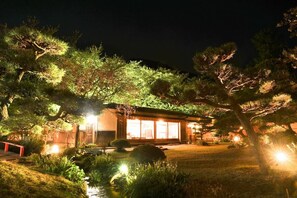 住宿正面 (夜晚)