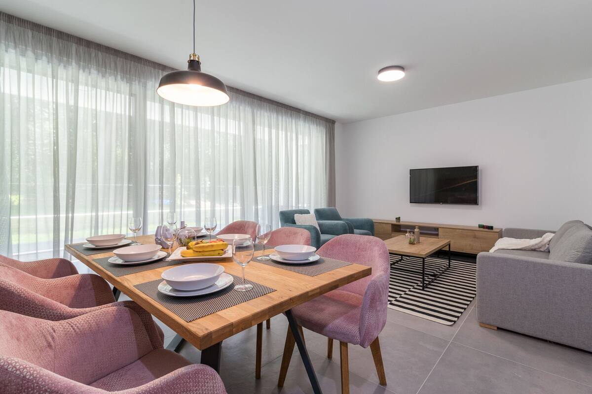 Ekskluzivni apartman - Magali Two Bedroom Apartment - A2 | Wohnbereich | 107-cm-Flachbildfernseher mit Kabelempfang, Fernseher