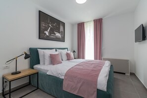 Luxe beddengoed, een bureau, een strijkplank/strijkijzer