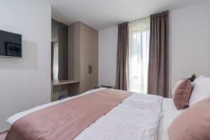 Premium bedding, desk, iron/ironing board, free cots/infant beds - Luxury Apartments Magali 2 (Rovinj)