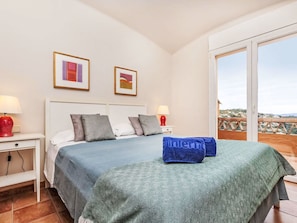 3 bedrooms, iron/ironing board, travel cot, free WiFi