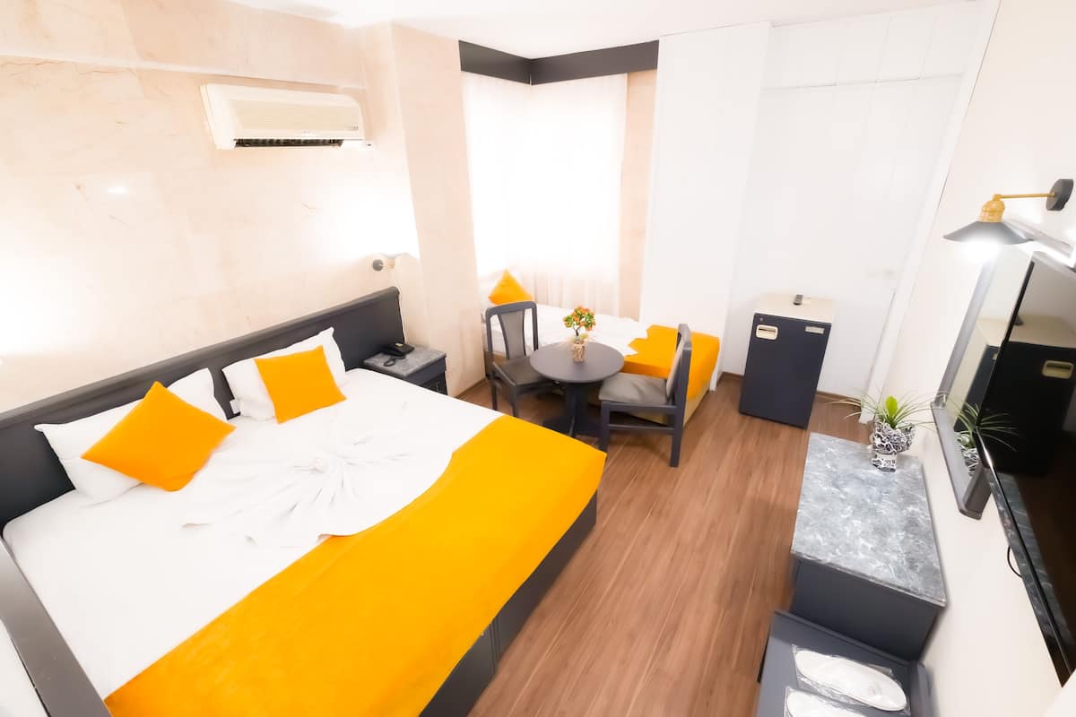 Basic Triple Room | Meja, ruang kerja komputer riba, kalis bunyi, cadar katil