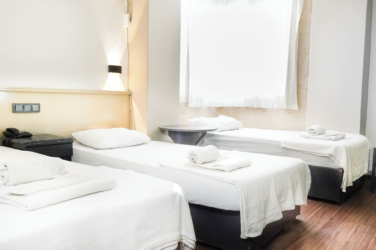 Escritorio y espacio para trabajar con laptop