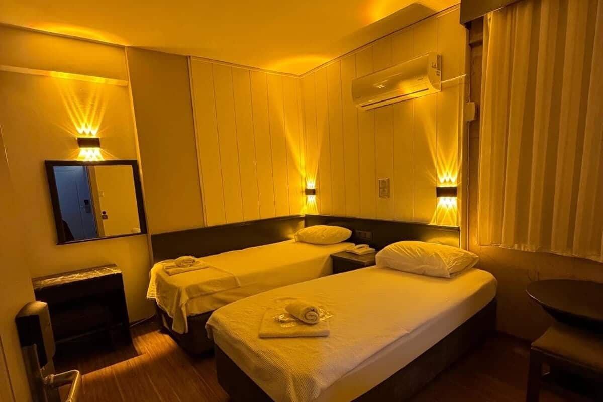 Design Twin Room | Desk, laptop workspace, soundproofing, bed sheets