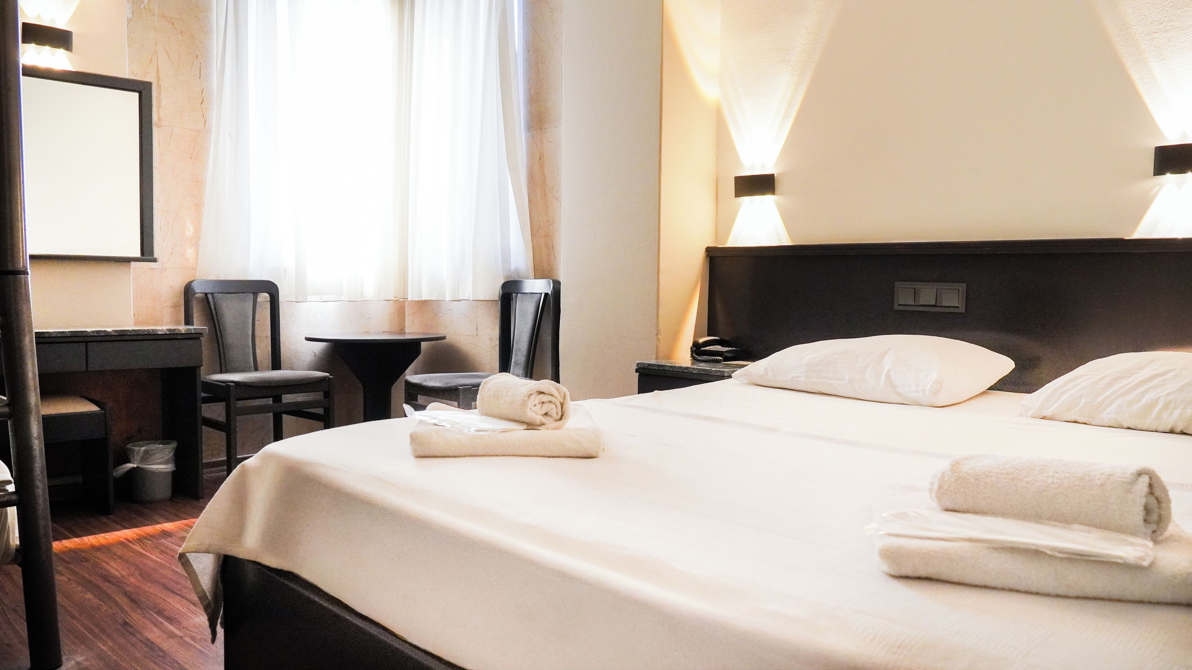 Escritorio y espacio para trabajar con laptop 