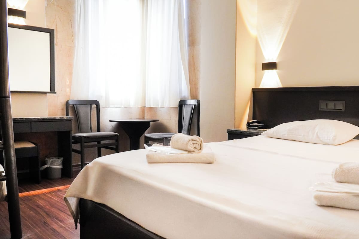 Escritorio y espacio para trabajar con laptop