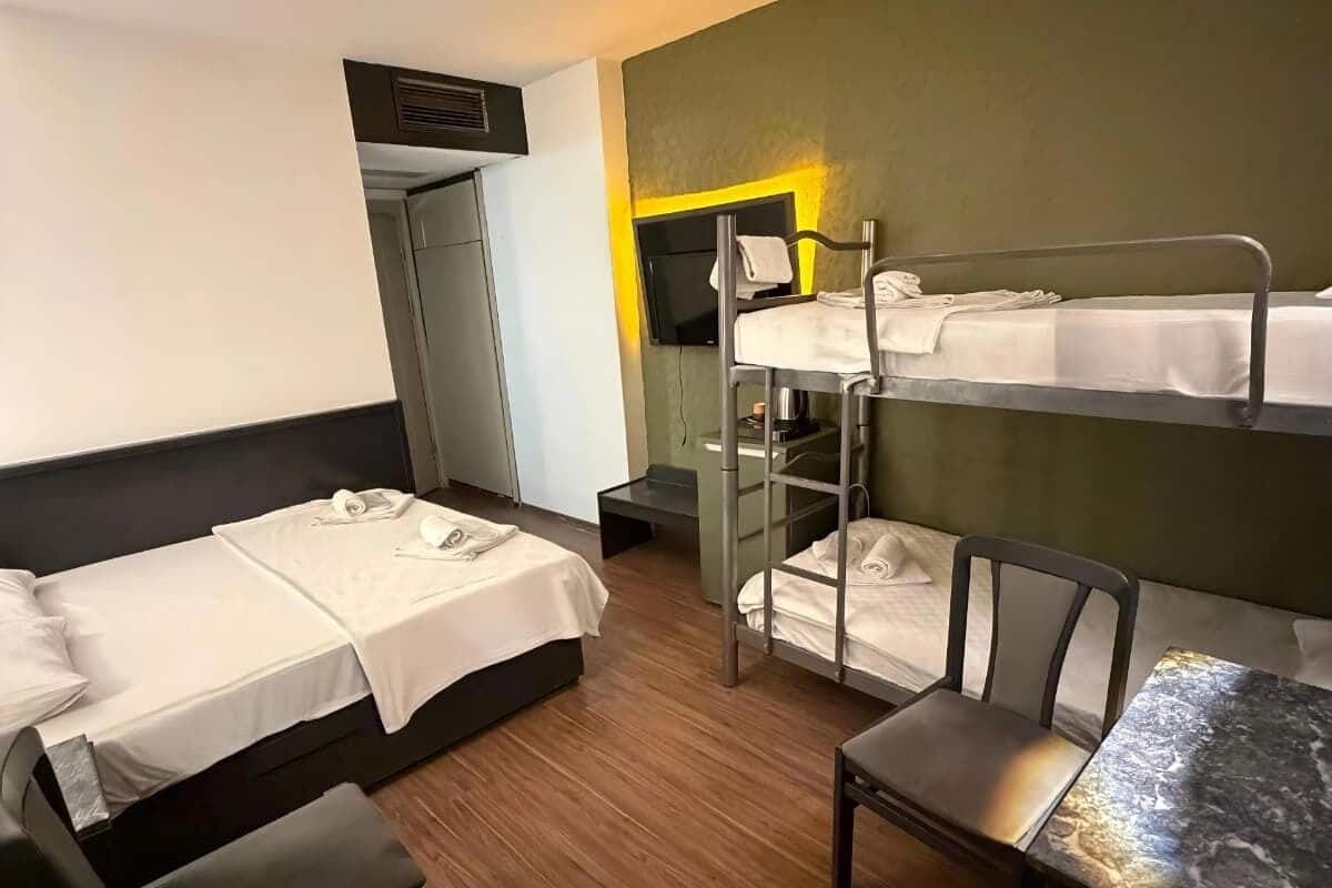 Design Quadruple Room | Desk, laptop workspace, soundproofing, bed sheets