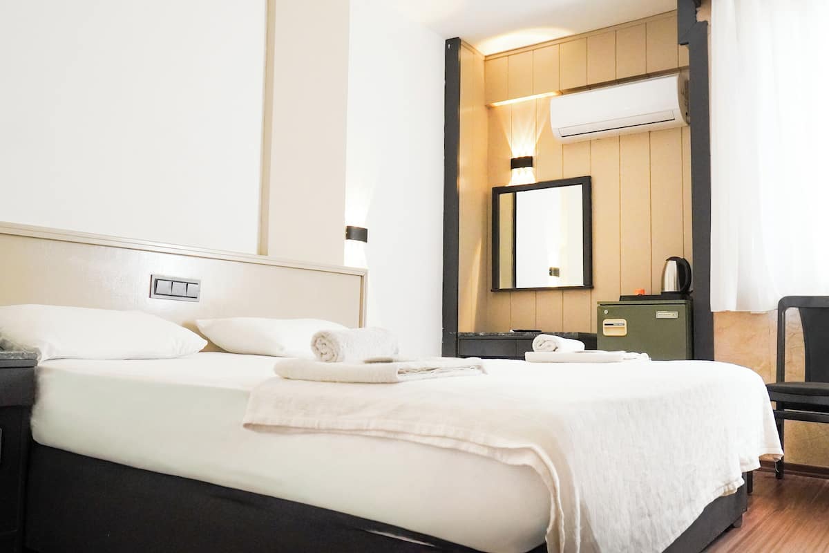 Escritorio y espacio para trabajar con laptop