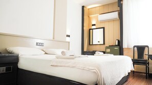 Desk, laptop workspace, soundproofing, bed sheets - Güleryüz 2 Hotel (Antalya)
