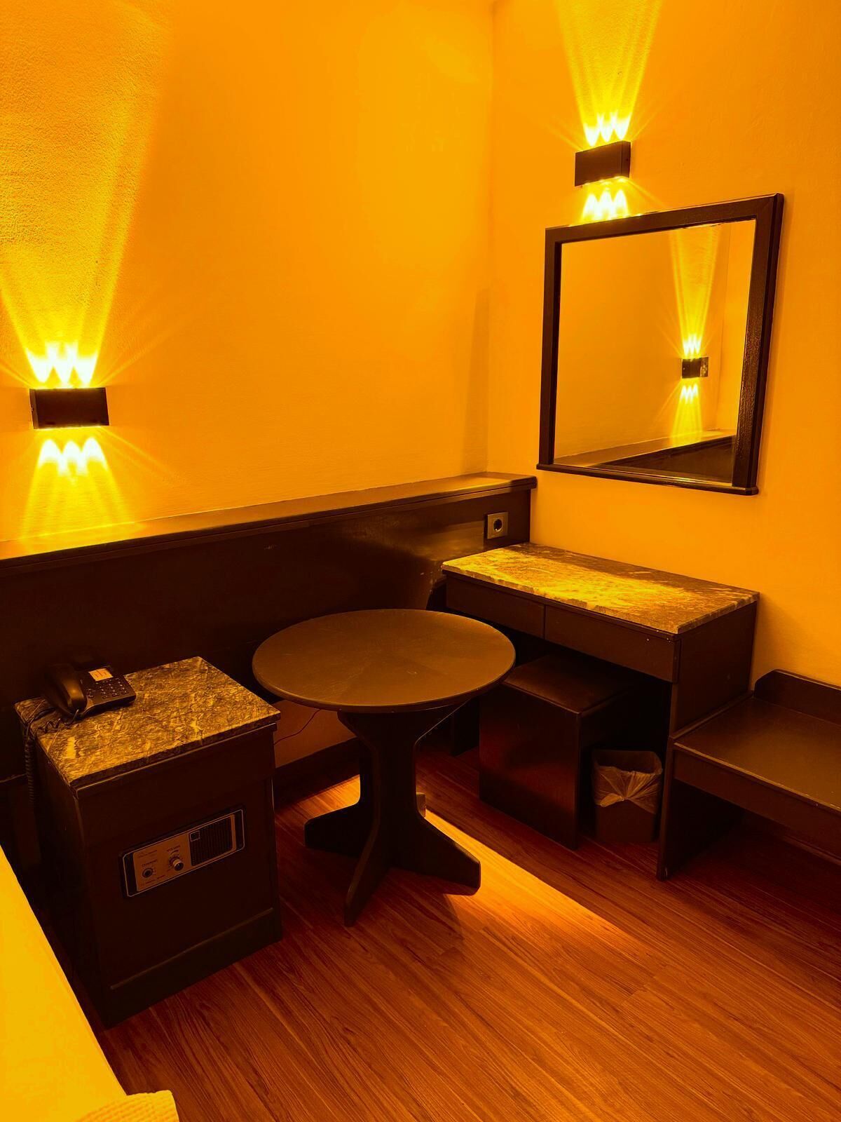 Escritorio, espacio para trabajar con laptop y insonorización 