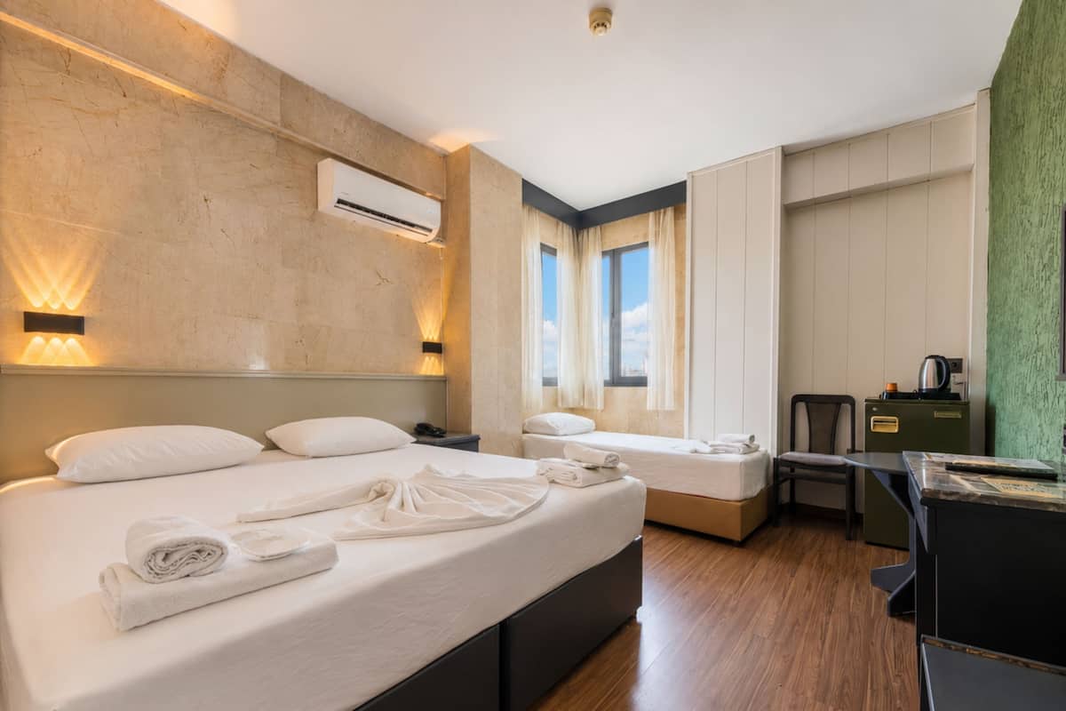Design Triple Room | Desk, laptop workspace, soundproofing, bed sheets