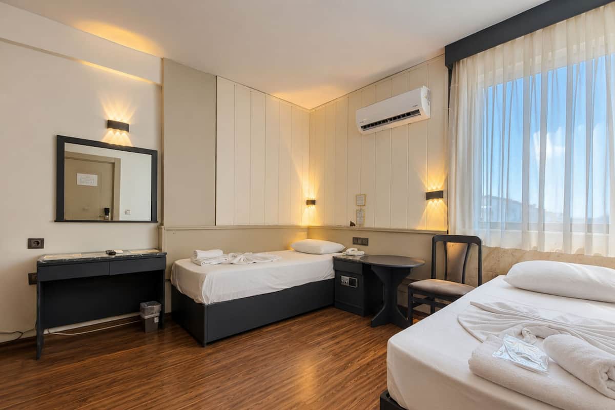 Design Twin Room | Desk, laptop workspace, soundproofing, bed sheets