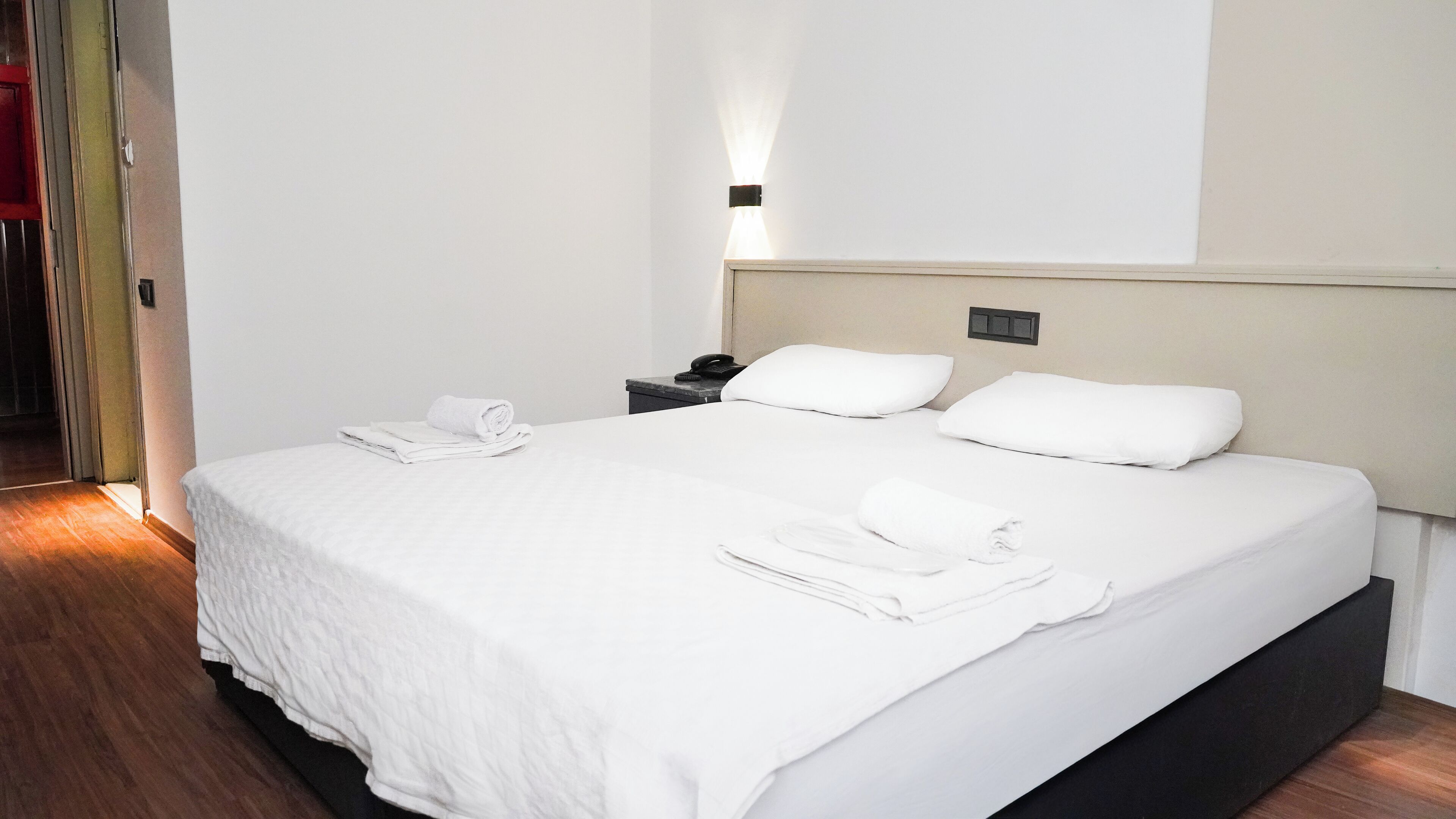 Escritorio y espacio para trabajar con laptop 