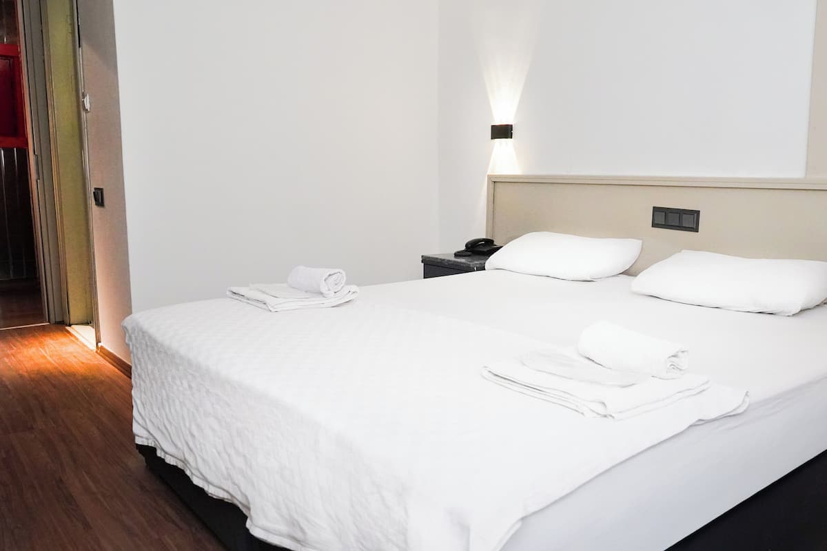 Escritorio y espacio para trabajar con laptop