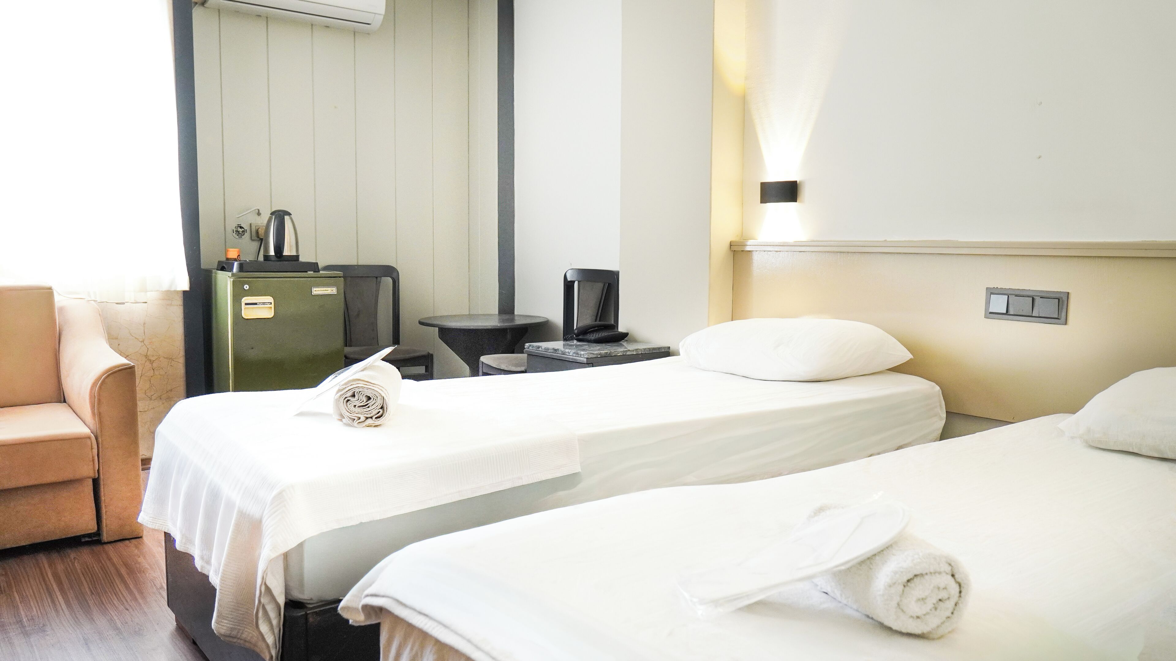 Escritorio y espacio para trabajar con laptop 