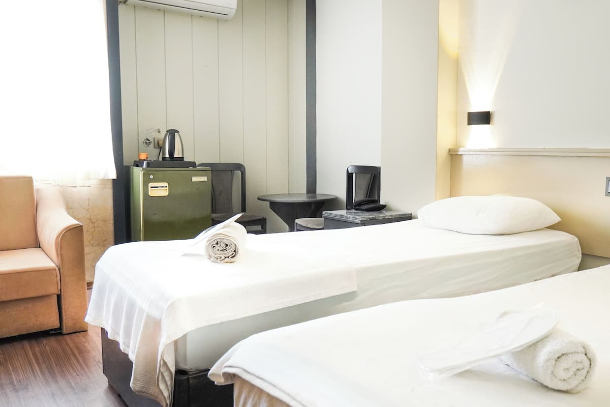 Escritorio y espacio para trabajar con laptop