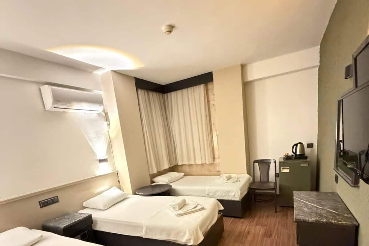 Design Triple Room | Desk, laptop workspace, soundproofing, bed sheets