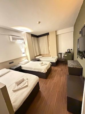 Design Triple Room | Desk, laptop workspace, soundproofing, bed sheets - Güleryüz 2 Hotel (Antalya)