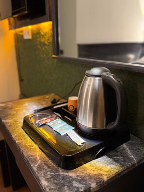 Escritorio y espacio para trabajar con laptop 