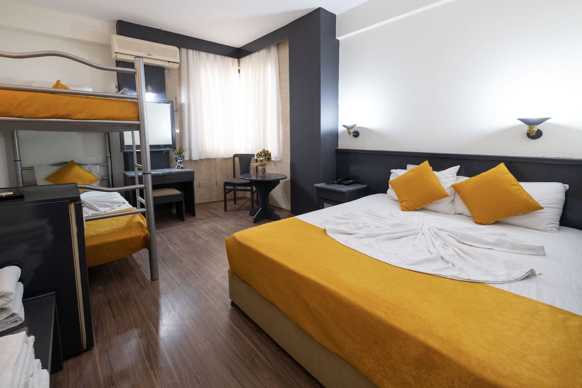 Basic Quadruple Room | Meja, ruang kerja komputer riba, kalis bunyi, cadar katil