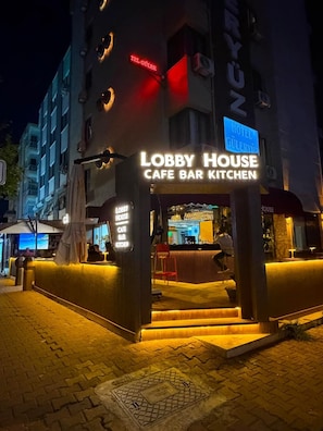 Un edificio con un letrero que dice 'Lobby House Cafe Bar Kitchen'.