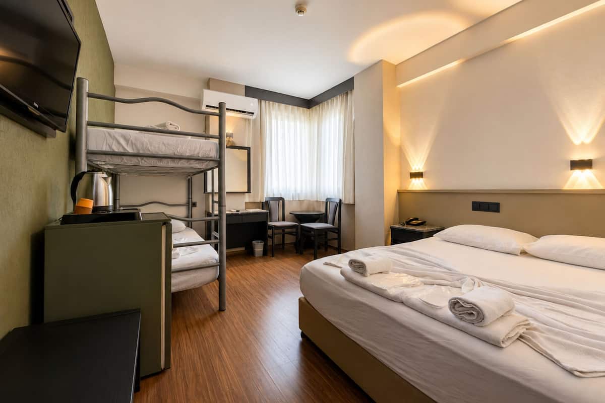 Design Quadruple Room | Desk, laptop workspace, soundproofing, bed sheets