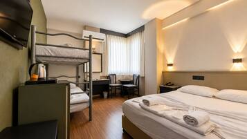 Design Quadruple Room | Desk, laptop workspace, soundproofing, bed sheets