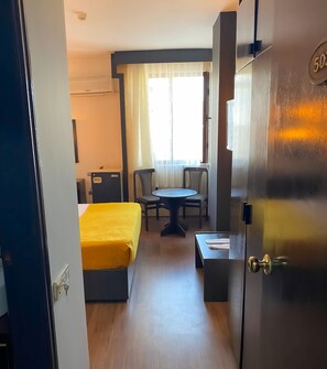Schreibtisch, laptopgeeigneter Arbeitsplatz, schallisolierte Zimmer