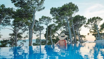 Sæsonbestemt udendørs pool, åben fra kl. 08.00 til kl. 20.00, parasoller