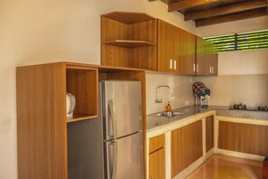 Een koelkast, een kookplaat, een koffiezetapparaat/waterkoker