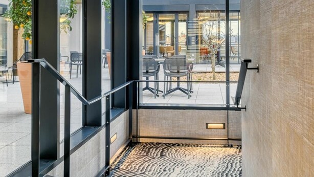 A modern interior with a staircase leading to an outdoor seating area. - Les Patios de Saint-Pierre (Palavas-les-Flots)