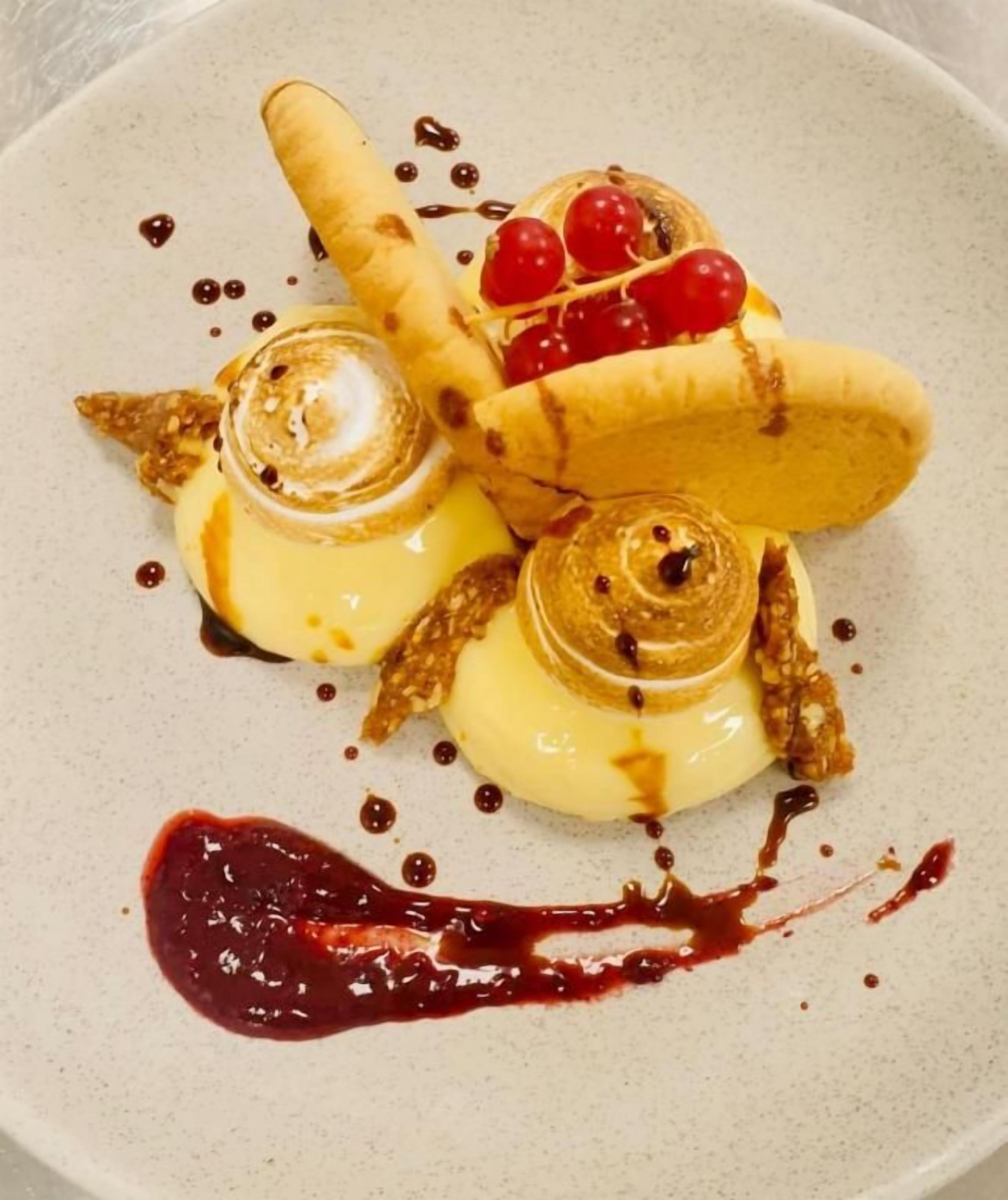 Un plato de postres con diversas golosinas y salsas.