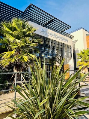 A building with a modern architectural design, featuring a prominent sign that reads 'Los Rancheros Country Club.' - Les Patios de Saint-Pierre (Palavas-les-Flots)