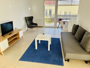 Apartamento Confort | Zona de estar | Una televisión de pantalla plana