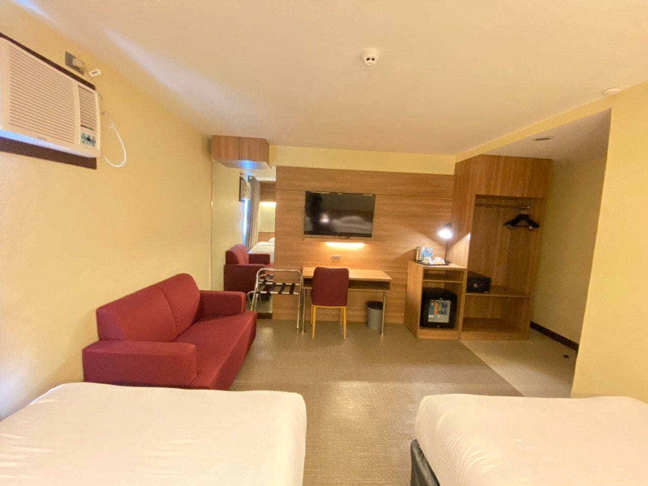 junior room, 2 single beds | desk, iron/ironing board, free wifi, bed sheets