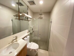 ฝักบัว, ของใช้ในห้องน้ำฟรี, ไดร์เป่าผม, โถสุขภัณฑ์แบบบิเดท์