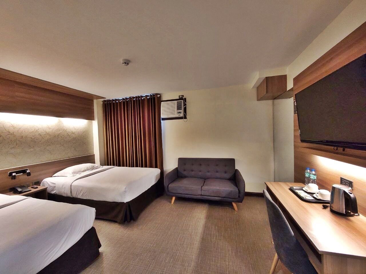 junior room, 2 single beds | desk, iron/ironing board, free wifi, bed sheets