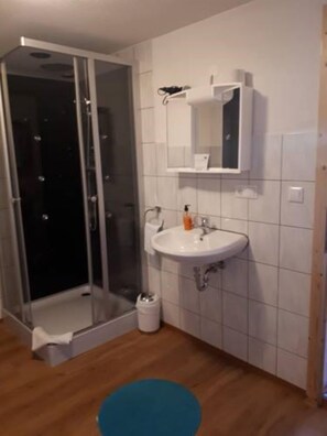 ไดร์เป่าผม, ผ้าเช็ดตัว, สบู่, ยาสระผม