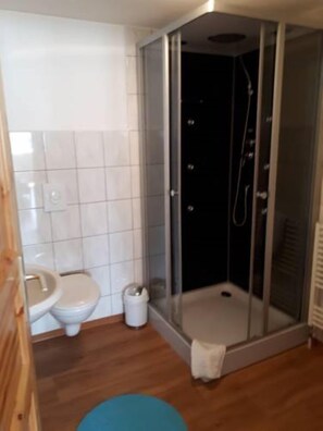 Haartrockner, HandtĂŒcher, Seife, Shampoo