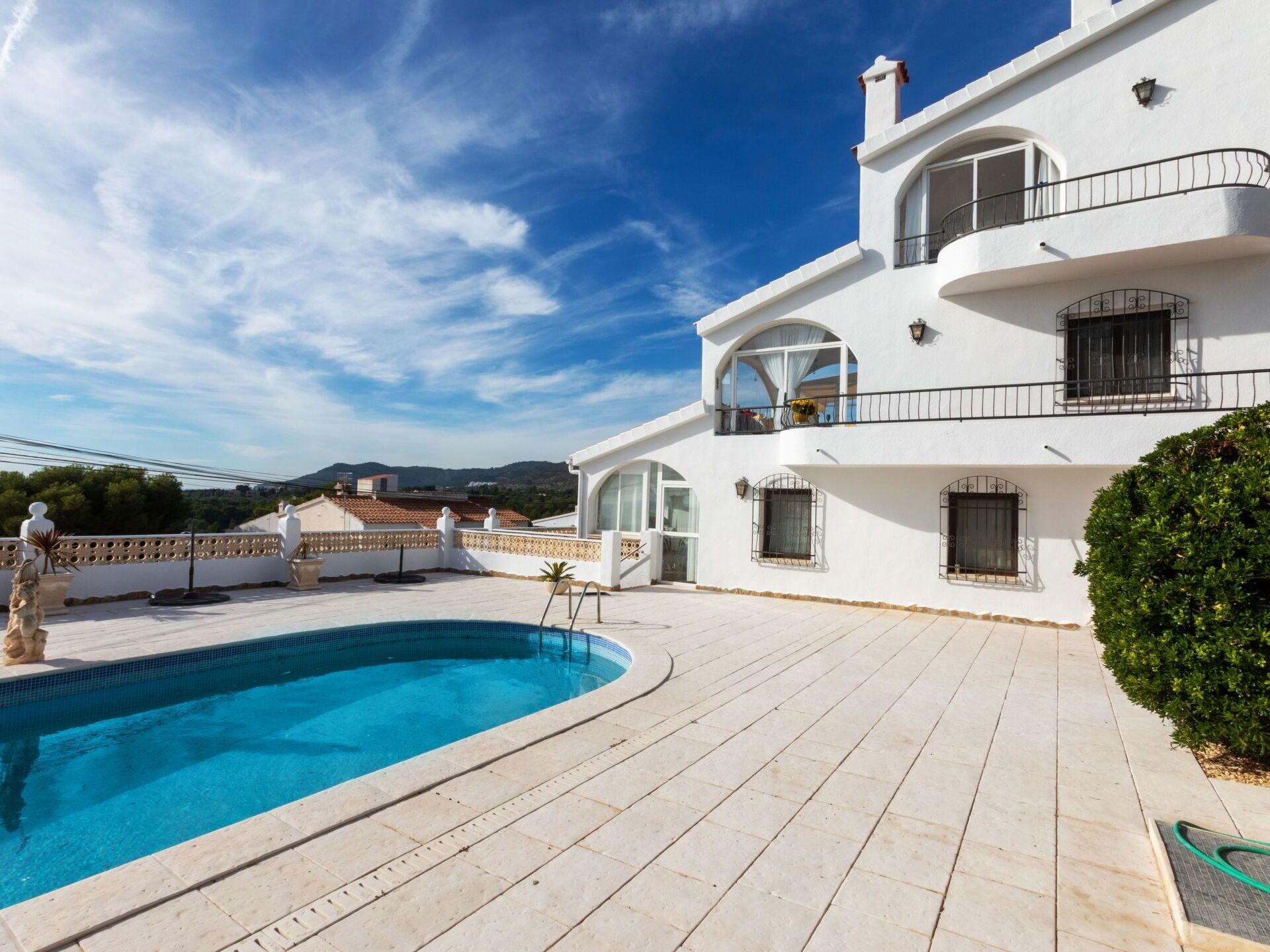 Himmel, Wolke, Wasser, Eigentum, Gebäude, Pflanze, Azurblau, Schwimmbad, Fenster, Strandresort