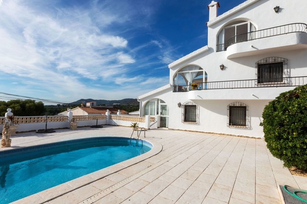 Himmel, Wolke, Wasser, Eigentum, Gebäude, Pflanze, Azurblau, Schwimmbad, Fenster, Strandresort