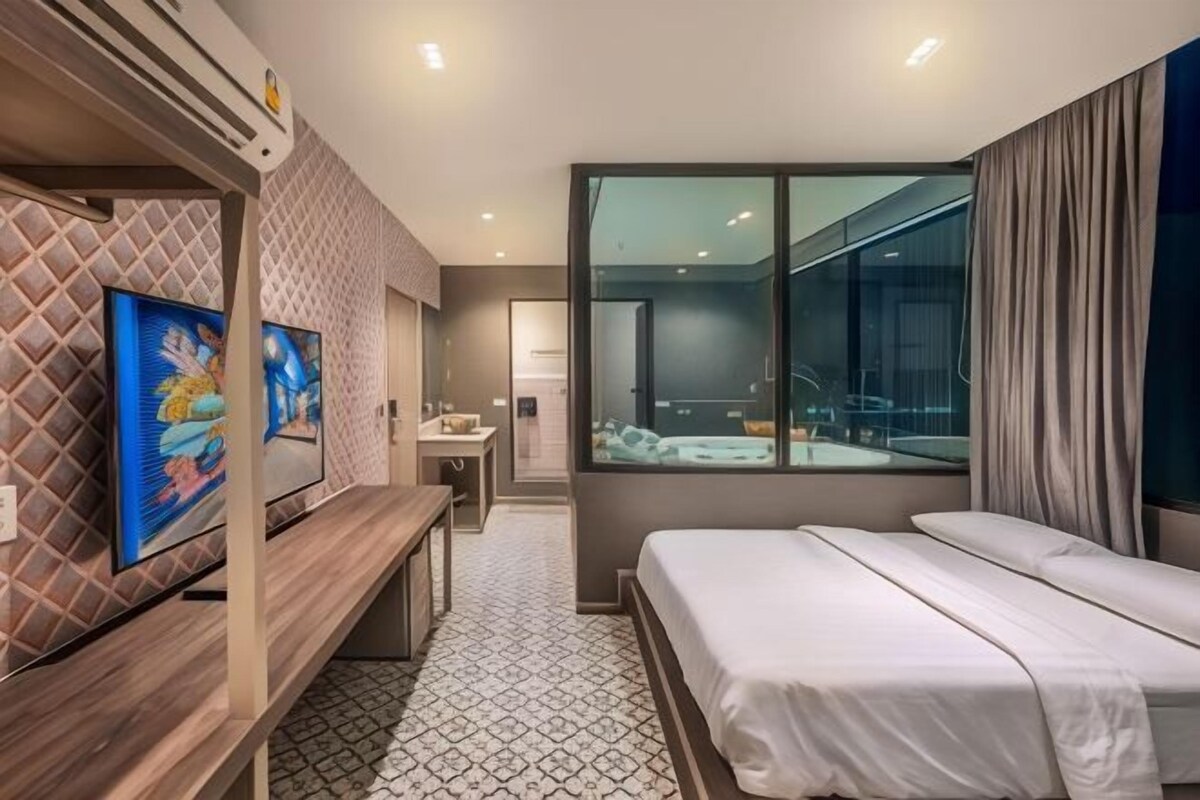 WiFi (free), bed sheets