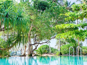 Outdoor pool, sun loungers - Serein Beach Hotel by DBI (Tangalle)
