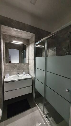 Shower, hair dryer, bidet, towels - Serenity Home 68 Tourist Apartment Naples Center (Napoli)
