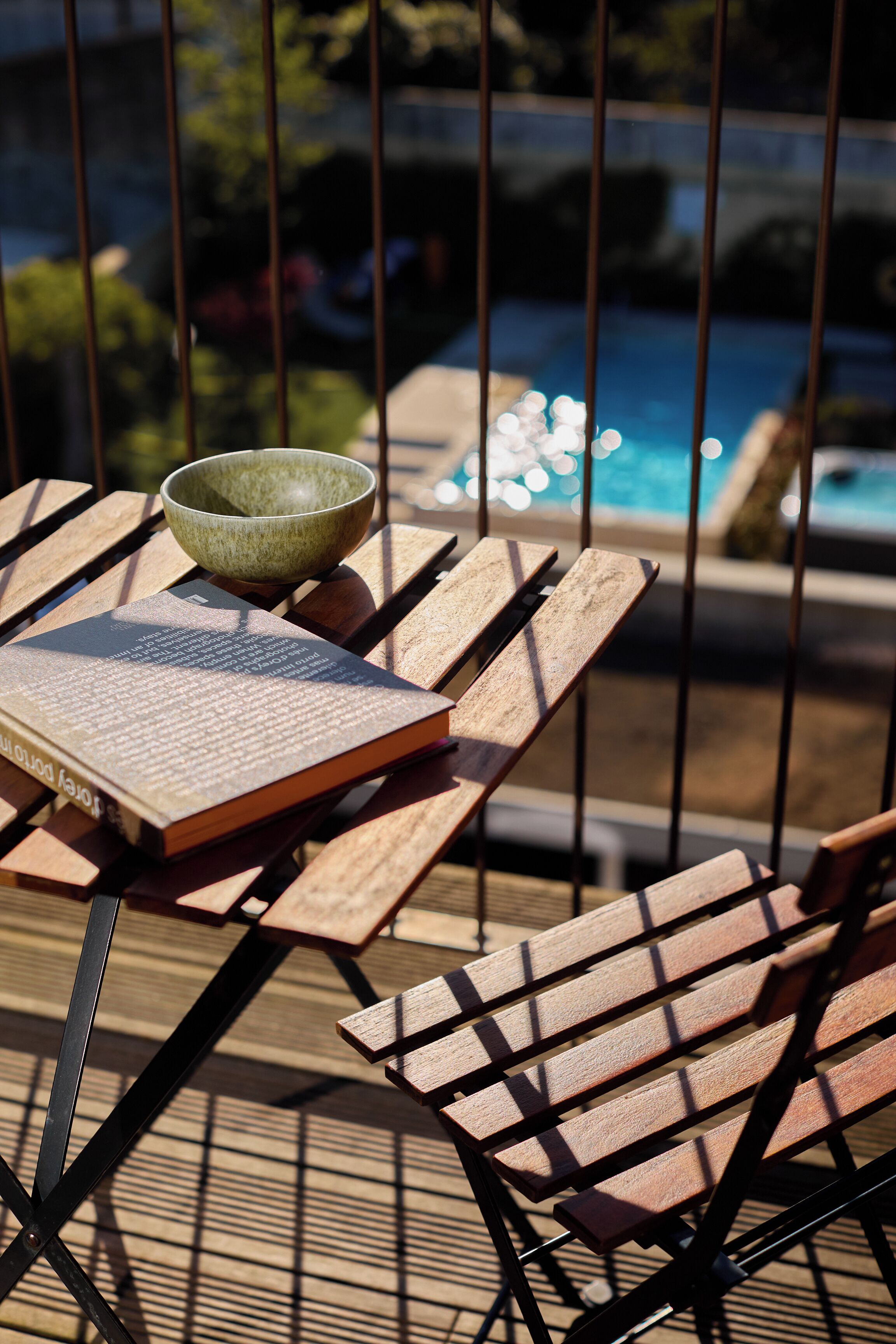 Una mesa de madera con un cuenco y un libro.