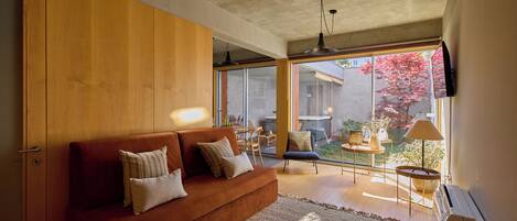 Apartment, 1 Schlafzimmer, Terrasse (Private Garden) | Wohnbereich | 40-Zoll-Smart-TV mit Satellitenempfang, Fernseher