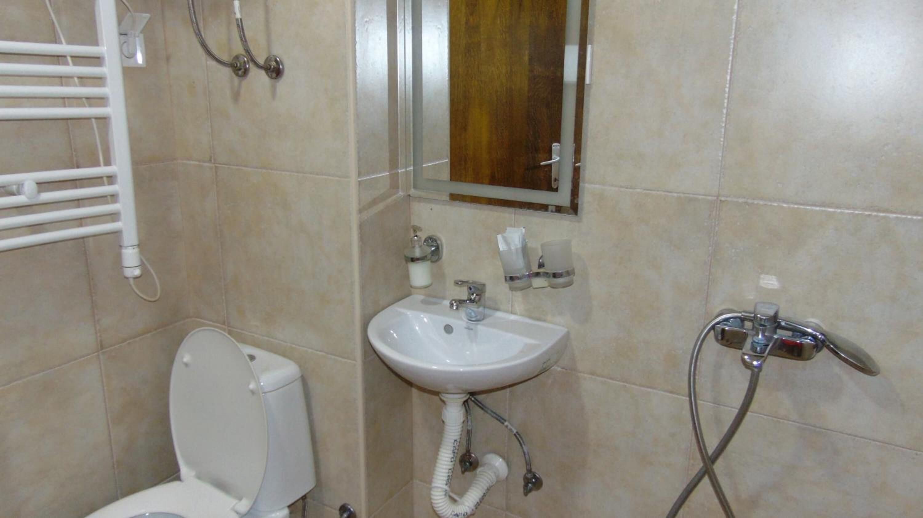 Un bany amb vàter, rentamans i plat de dutxa.