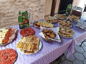 Free daily local cuisine breakfast - Rooms Milin Lagum (Irig)
