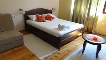 Minibar, iron/ironing board, free WiFi, bed sheets