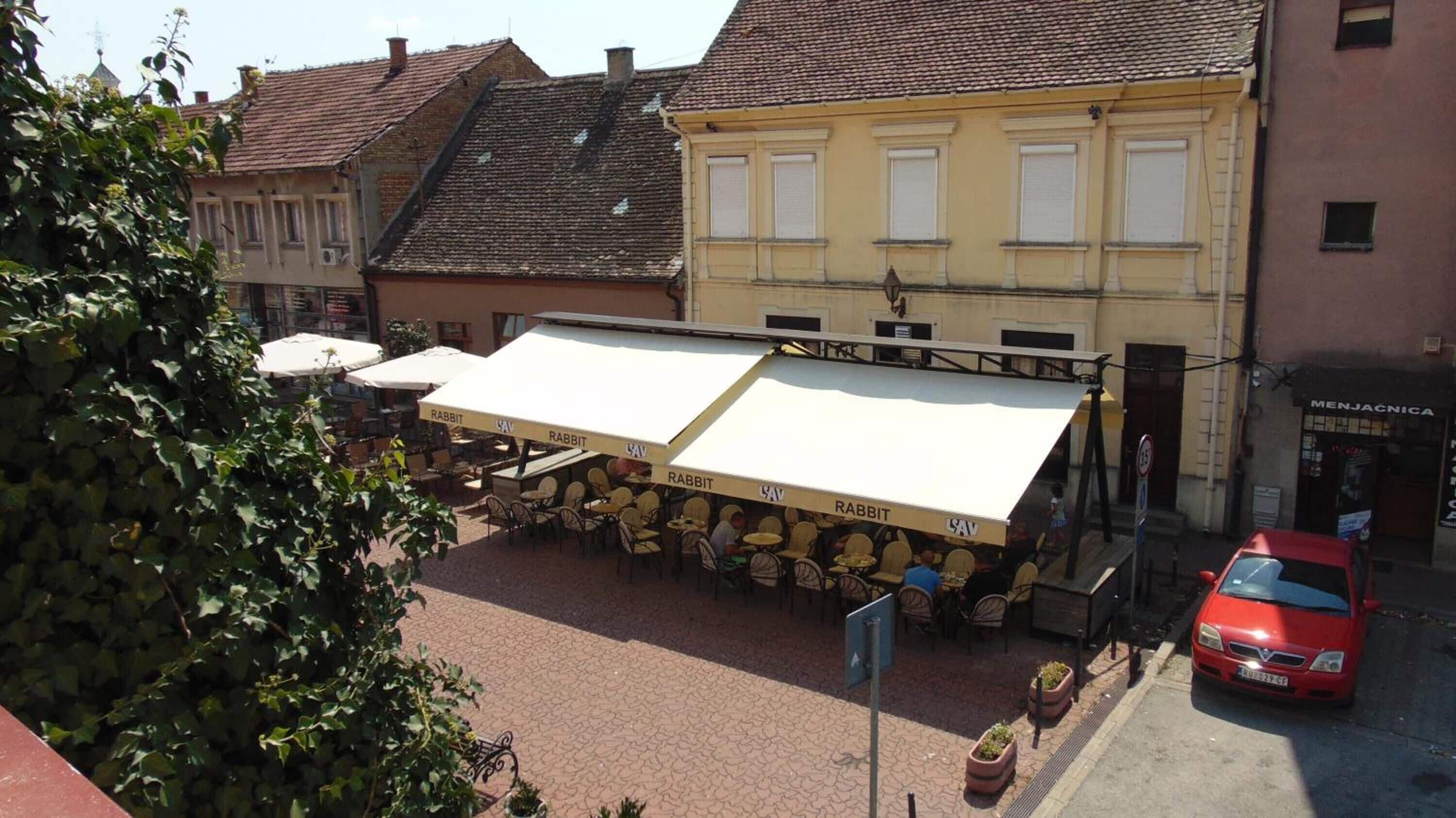 屋外ダイニングエリア